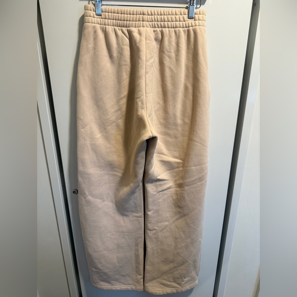 Aritzia Cozy Fleece Boyfriend Straight Sweatpant Beige - Picture 3 of 4